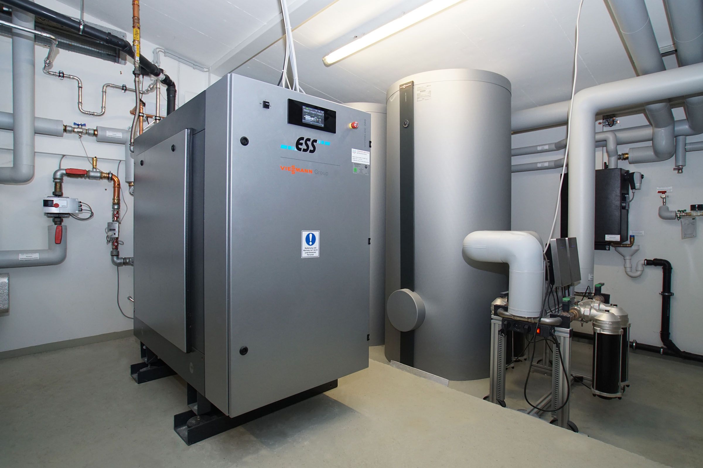 Technikzentrale mit Rohrleitungen einer von Walter Consulting geplanten Heizungsanlage
